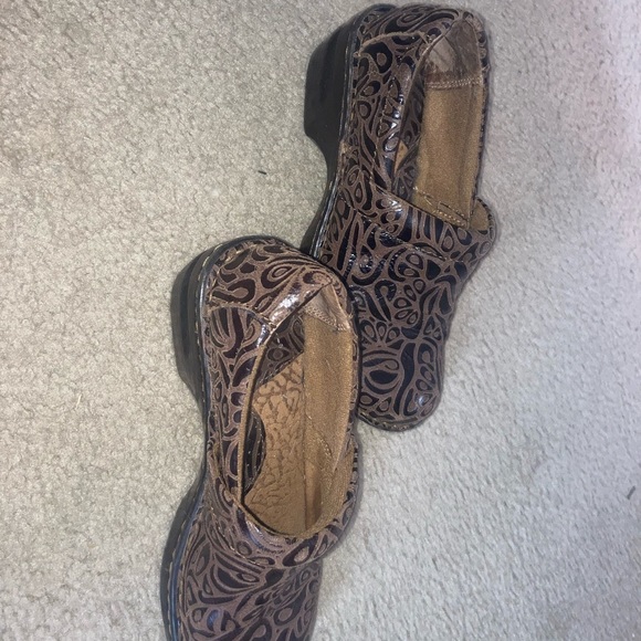 BOC Brown Clogs - Picture 3 of 9
